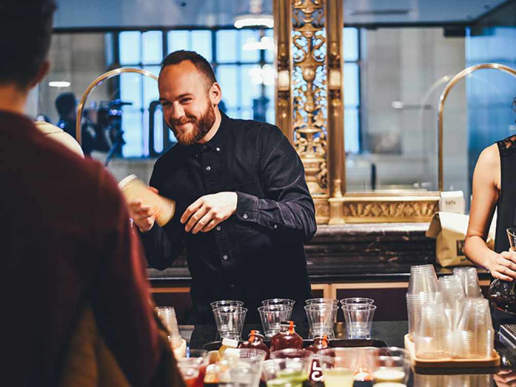 Un barman préparant des boissons